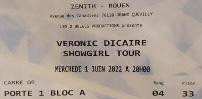 Merci Katy pour ce joli cadeau. Une artiste fabuleuse. Une énergie de dingue, elle chante et danse pendant 2 heures. Ses imitations sont superbes et le spectacle impeccable