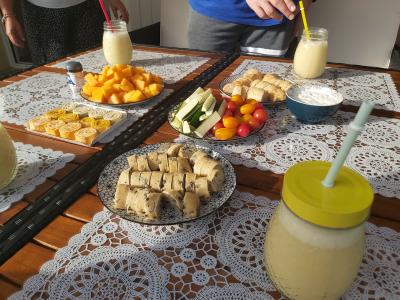 Merci les voisins pour cette soirée d'anniversaire avec un bon repas et joli gâteau d'anniversaire en crêpes