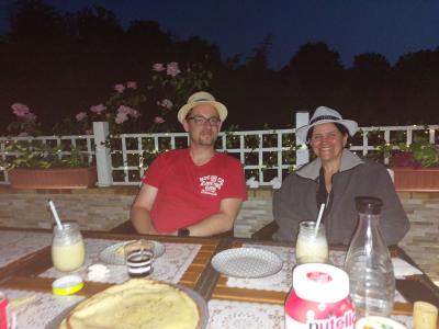 Merci les voisins pour cette soirée d'anniversaire avec un bon repas et joli gâteau d'anniversaire en crêpes