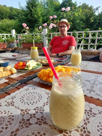 Merci les voisins pour cette soirée d'anniversaire avec un bon repas et joli gâteau d'anniversaire en crêpes