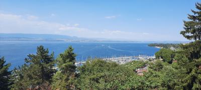 Tonon les bains, Yvoire et visite à la cave pour les filles et plage pour les enfants