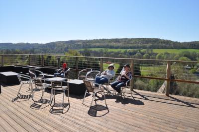Repas en famille autour d'une bonne viande de bison
